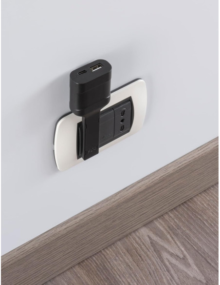 Spina Italiana Ultrapiatta USB tipo A e USB-C&trade 2P+T250V 10A 20W