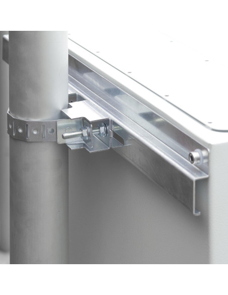 Sistema di fissaggio a palo per rack IP65
