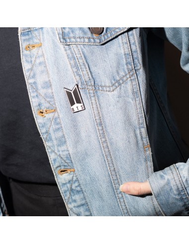Spilla con logo in metallo dei BTS